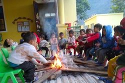 Rét căm căm, giáo viên mầm non đốt củi sưởi cho học trò