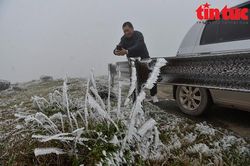 Người dân thích thú lên Mẫu Sơn ngắm băng tuyết