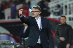 Khi HLV Troussier cáu gắt vì bị chê