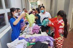Bệnh viện Đa khoa Trung tâm An Giang tổ chức 'Cắt tóc thiện nguyện' và 'Gian hàng 0 đồng' cho thân nhân, bệnh nhân