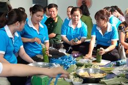 Gói 300 đòn bánh tét tặng gia đình chính sách, hộ nghèo xã Khánh Hòa