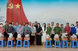 Trao tặng hàng trăm phần quà tết cho người dân khó khăn vùng biên