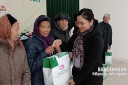 Tặng 100 suất quà tết tại xã Thống Nhất, huyện Lộc Bình