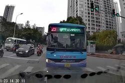 Tài xế xe buýt ngang ngược, cố tình chặn đầu ô tô
