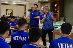 HLV Troussier động viên học trò: Thứ chúng ta thiếu chỉ là kết quả