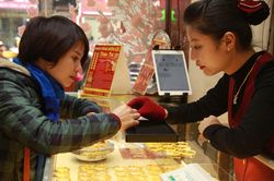 Giá vàng miếng vẫn 'một mình một chợ'