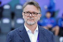 HLV Troussier tâm sự 15 phút với học trò trước khi chia tay Asian Cup 2023