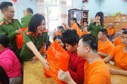 Thăm và tặng quà cho nạn nhân chất độc da cam