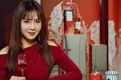 Sao Việt: Diễn viên Hồng Diễm đẹp như thiếu nữ, Hương Giang đăng ảnh bên người đàn ông lạ