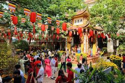 Đi chùa đầu năm: Đừng cầu xin đủ thứ, bẻ cành ngắt bông, chen lấn chụp hình