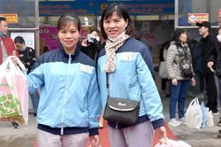 Nữ công nhân ở Hà Nội háo hức kể lần thứ 3 đi chợ Tết giá 0 đồng