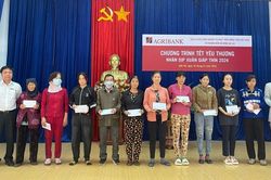 Agribank tặng quà Tết cho người nghèo xuân Giáp Thìn 2024