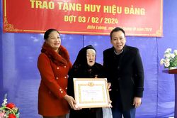 Trao Huy hiệu 70 năm tuổi Đảng tại Hạ Hòa