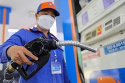 Giá xăng tăng 1.000 đồng/lít, vượt mốc 23.000 đồng/lít