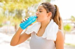 Có nên uống nước chứa chất điện giải thường xuyên?