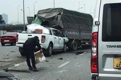 Hiện trường vụ tai nạn giao thông liên hoàn giữa 6 xe ô tô tại Hà Nội