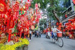 Phố Hàng Mã rực sắc đỏ, đón khách sắm Tết cổ truyền