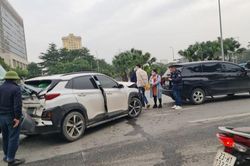 Hà Nội: 6 ô tô đâm liên hoàn trên đường Lê Quang Đạo