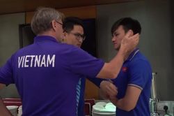 HLV Troussier gặp riêng cầu thủ không chơi phút nào tại Asian Cup, đưa ra lời khuyên về vị trí thi đấu
