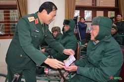 Thượng tướng Nguyễn Tân Cương thăm, tặng quà, chúc Tết Trung tâm Điều dưỡng thương binh Duy Tiên, tỉnh Hà Nam