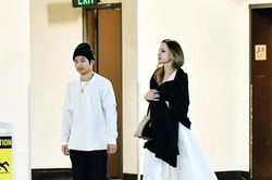 Angelina Jolie xinh đẹp với mái tóc vàng óng, đưa con trai Pax Thiên tới nhà hàng sushi