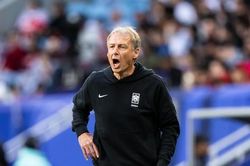 HLV Klinsmann phủ nhận Hàn Quốc 'đi đêm' với Malaysia để tránh Nhật Bản ở vòng 1/8