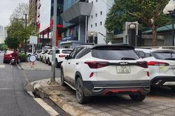 Cận Tết, vỉa hè, lòng lề đường nhiều tuyến phố tại Hà Nội lại bị chiếm dụng