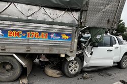 Tai nạn liên hoàn ở Hà Nội, 6 ô tô 'dồn toa' hư hỏng nặng