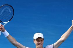 Jannik Sinner hạ bệ Djokovic, lần đầu vào chung kết Grand Slam