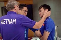 HLV Troussier giải thích lý do không dùng Hồ Tấn Tài tại Asian Cup