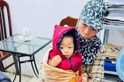 Hà Nội: Bé trai bị bỏ rơi ngoài cánh đồng giữa trời lạnh kèm lời nhắn xót xa