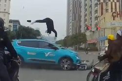 Vượt đèn đỏ, thanh niên đi xe máy bị ô tô tông văng lên không trung