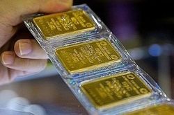 Giá vàng SJC gần chạm đỉnh 77 triệu đồng, người mua vẫn có thể lỗ tới vài triệu đồng