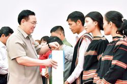 Chủ tịch Quốc hội Vương Đình Huệ tặng quà Tết cho gia đình chính sách, hộ nghèo, người lao động Gia Lai