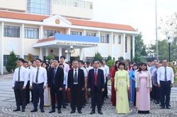 Đảng bộ Văn phòng UBND tỉnh: Tổ chức lễ dâng hương và kết nạp Đảng viên tại bia ghi nhớ sự kiện lịch sử Tết Mậu Thân năm 1968