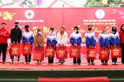 Phú Bình: Tặng quà Tết cho học sinh có hoàn cảnh khó khăn