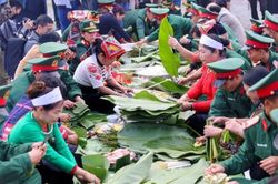 Đại diện các cộng đồng dân tộc tham gia chương trình 'Bánh chưng xanh - Tết vì người nghèo'