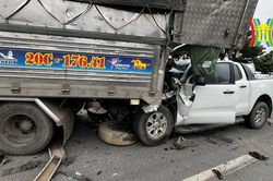 Tai nạn giao thông liên hoàn giữa 6 ô tô tại Hà Nội