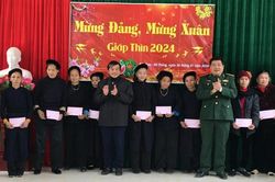 Đoàn công tác của tỉnh thăm, tặng quà, chúc Tết tại huyện Hạ Lang