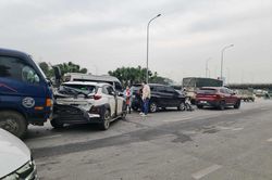 Tai nạn liên hoàn ở Hà Nội, 6 ô tô 'dồn toa'