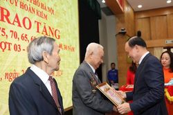 Phó Bí thư Thành ủy Nguyễn Ngọc Tuấn trao Huy hiệu Đảng tại quận Hoàn Kiếm