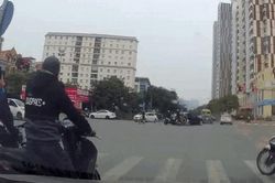 Khoảnh khắc xe máy vượt đèn đỏ, bị ô tô húc văng cả chục mét trên đường phố Hà Nội