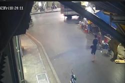 Lấy cớ bị làm giật mình, gã đàn ông dùng dao truy sát cả nhà hàng xóm khiến 3 người thương vong
