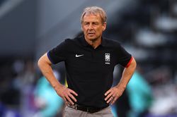 HLV Jurgen Klinsmann bị công kích sau trận hòa Malaysia