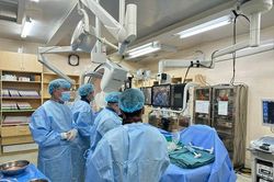 Bác sĩ Việt Nam can thiệp tim phức tạp truyền hình trực tiếp tới Singapore