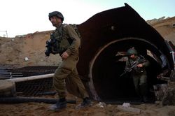 Tàu chiến Mỹ bị tấn công ở Vịnh Aden, Hamas cho nổ lối vào đường hầm