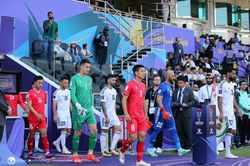 Đỗ Hùng Dũng động viên đồng đội sau hành trình không như ý tại vòng chung kết Asian Cup 2023