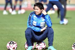 Nguyễn Công Phượng phải đá tiền vệ phòng ngự ở Yokohama FC