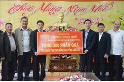 Trao 300 suất quà Tết của Chủ tịch Quốc hội tặng đồng bào tỉnh Đắk Lắk