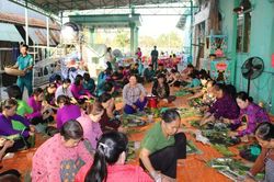 Gói 800 đòn bánh tét tặng gia đình chính sách, hộ nghèo ở xã Tân Phú